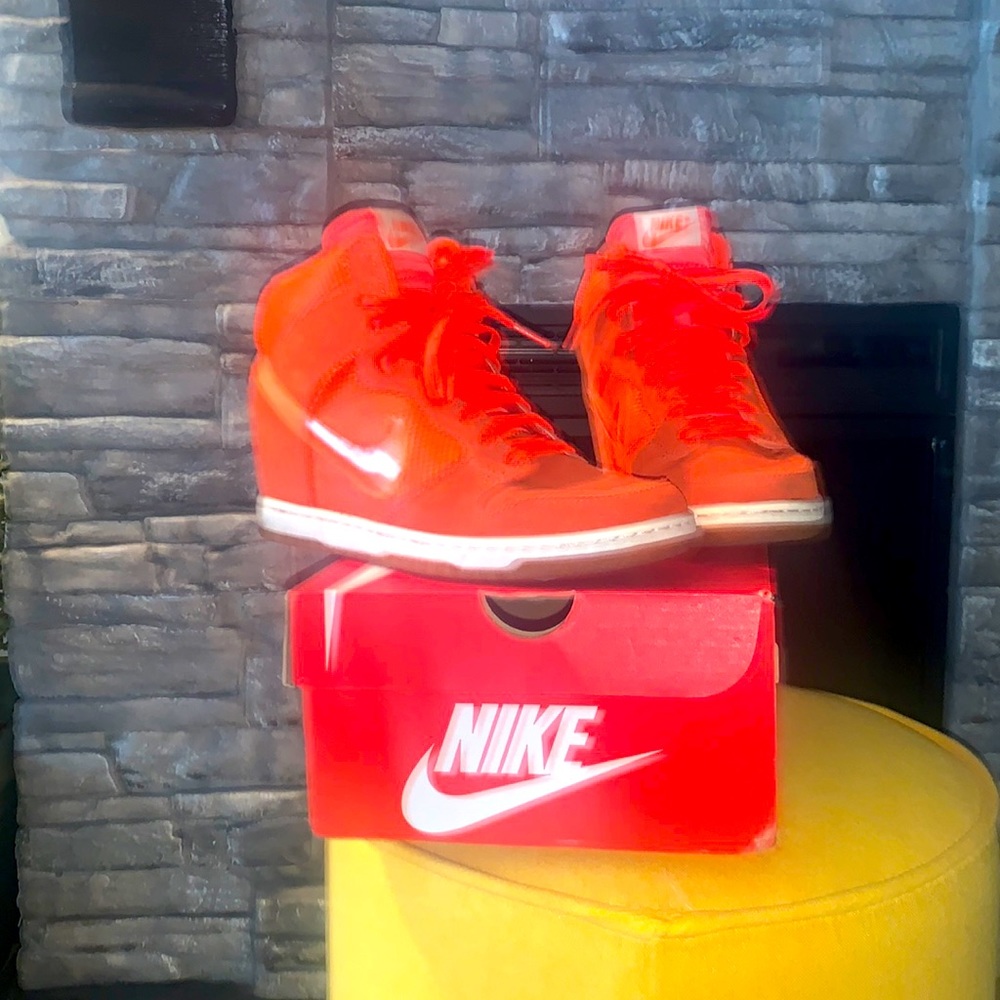 Hardly worn no creased sneakers